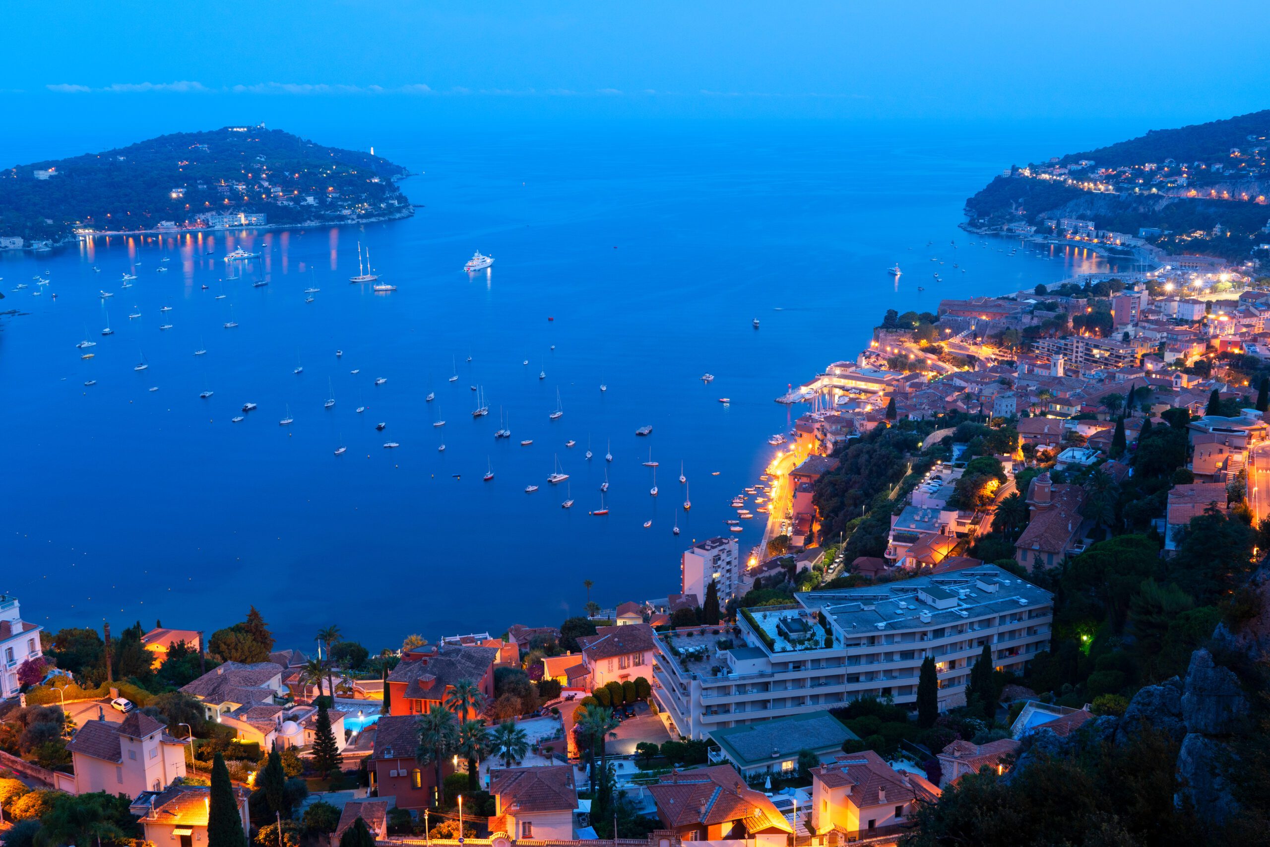 Colorida costa con barcos y buques en la Costa Azul de Francia