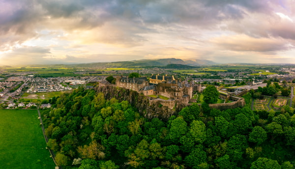Vista panorámica del castillo de Stirling durante el atardecer