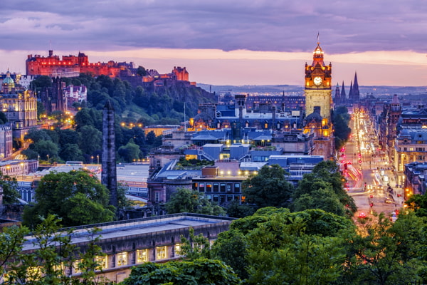 El horizonte de Edimburgo iluminado al amanecer