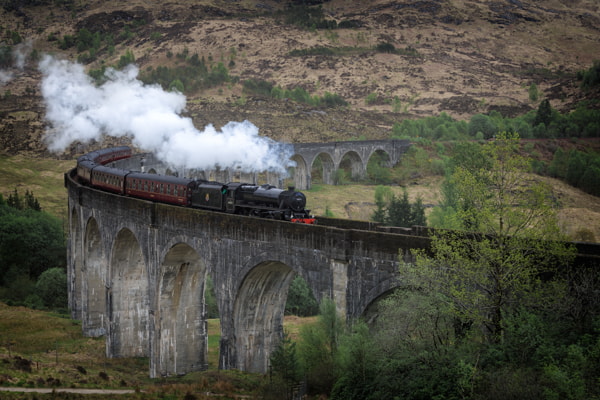Tren de vapor Hogwarts Express Jacobite en el viaducto de Glenfinnan (Escocia)