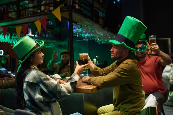 Pareja celebrando Saint Patrick's Day
