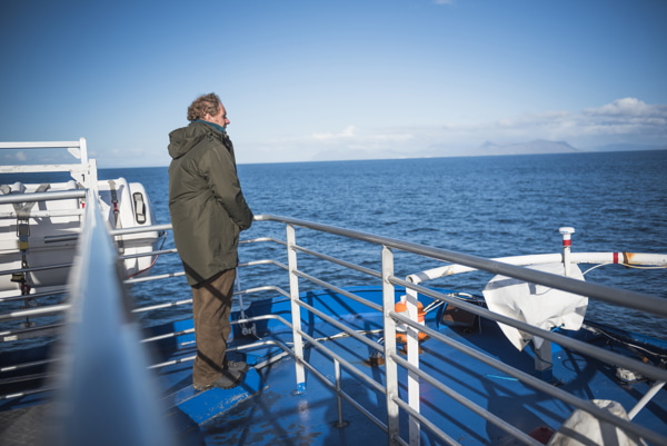 Turista en un barco de avistamiento de ballenas en Reykjavik