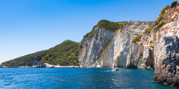 Vista de las cuevas azules de Keri en la isla de Zante (Grecia)