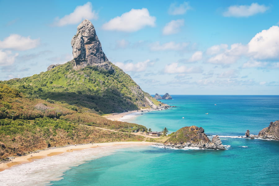 Vista aérea de Fernando de Noronha y Morro do Pico, Pernambuco, Brasil