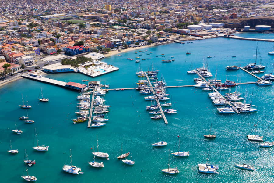 Vista aérea del puerto deportivo de Mindelo en la isla de Sao Vicente en Cabo Verde