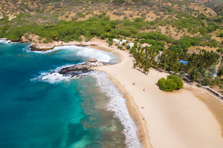 Vista aérea de la playa de Tarrafal en la isla de Santiago en Cabo Verde - Cabo Verde