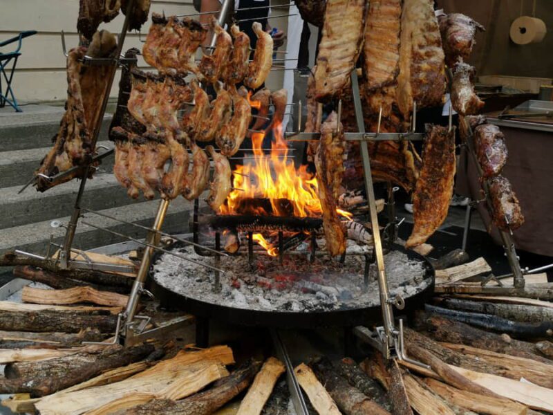 Asado tradicional en parrilla argentina