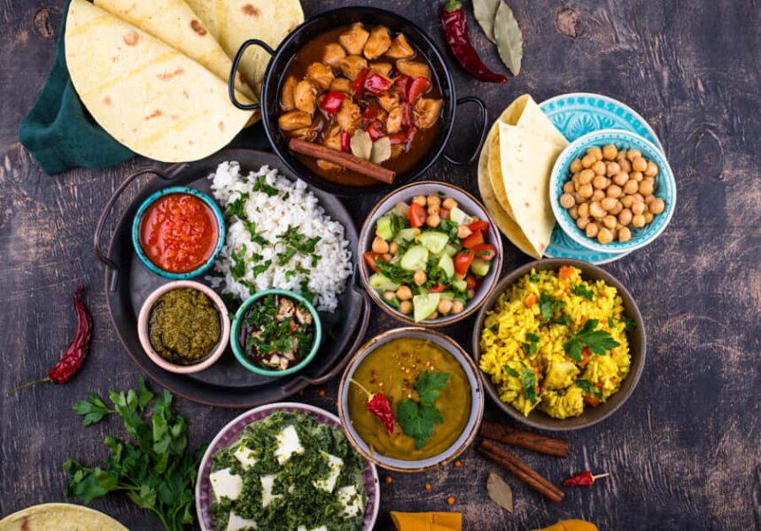Surtido de comida india. Biryani, palak paneer, chapati, dal, thali y especias.