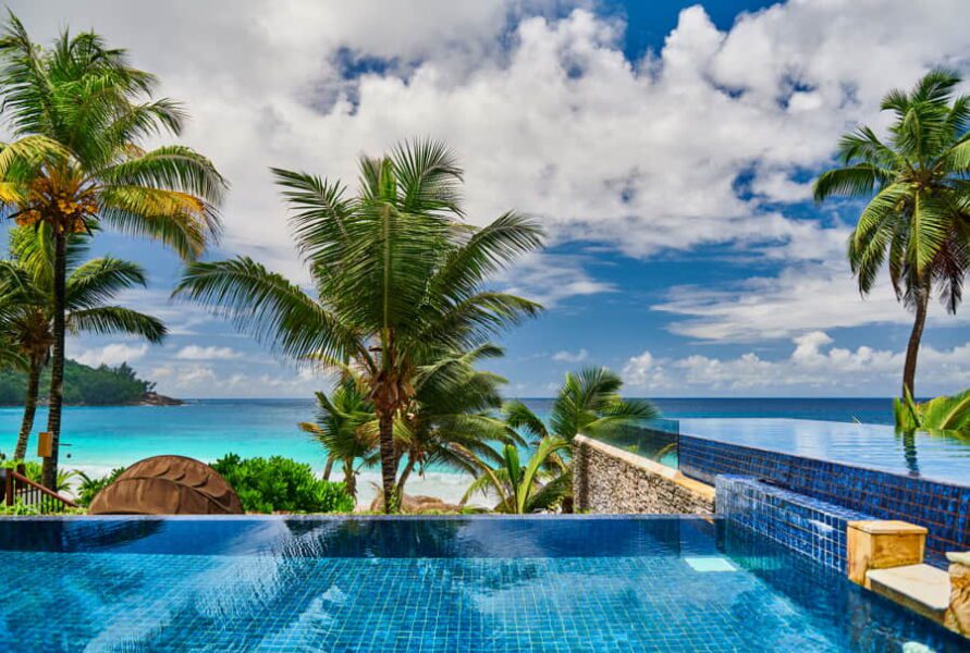 Playa con piscina resort en Seychelles