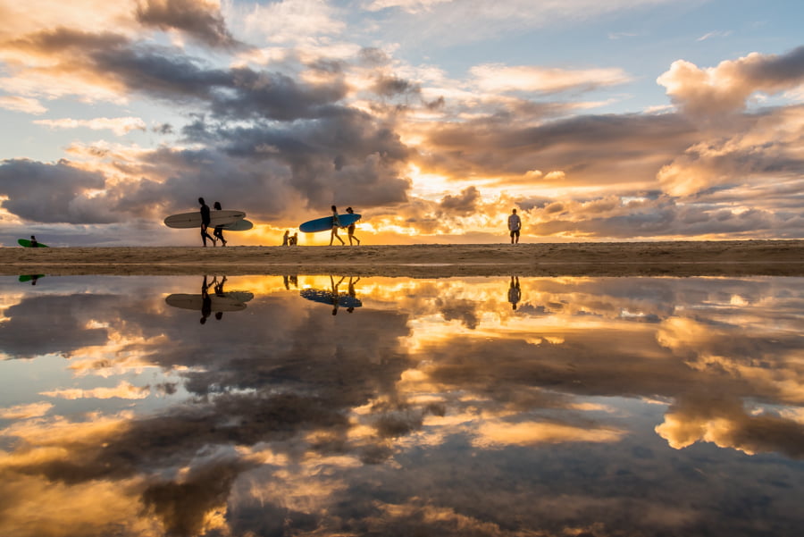 Hermoso reflejo del cielo en la bahía de Byron, Australia