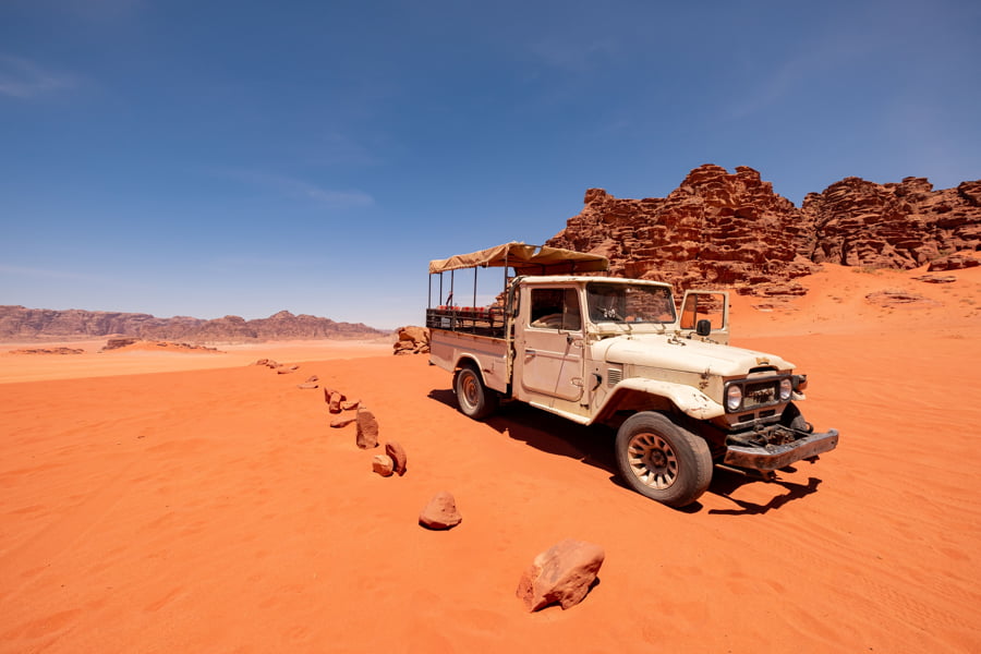 Hermosa vista de jeep en el desierto rojo en Wadi Rum
