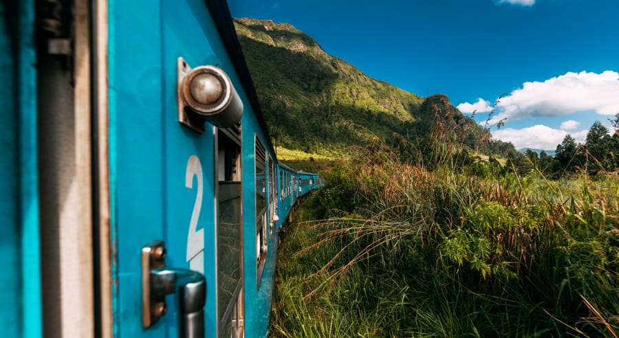 Famoso tren azul de Sri Lanka. Viaje a la isla de Ceilán, popular destino de viaje en Asia.