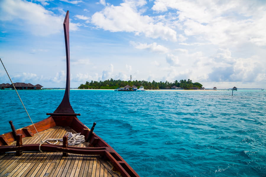 Un barco surcando el mar en las Maldivas