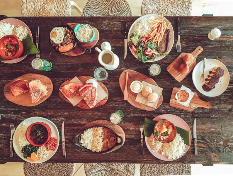 Comida brasileña en una mesa de cocina de madera