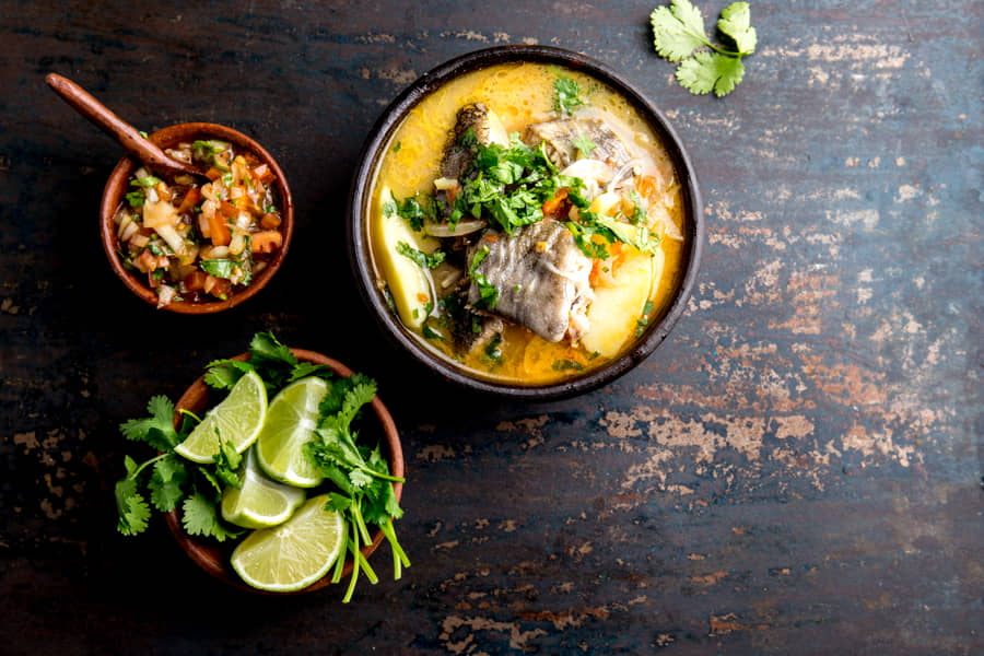 Comida chilena, sopa de pescado, caldillo de congrio servido