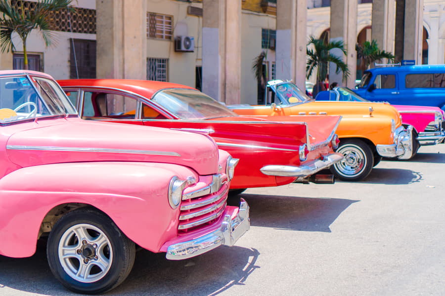 Colorido coche clásico americano en la calle en La Habana Cuba