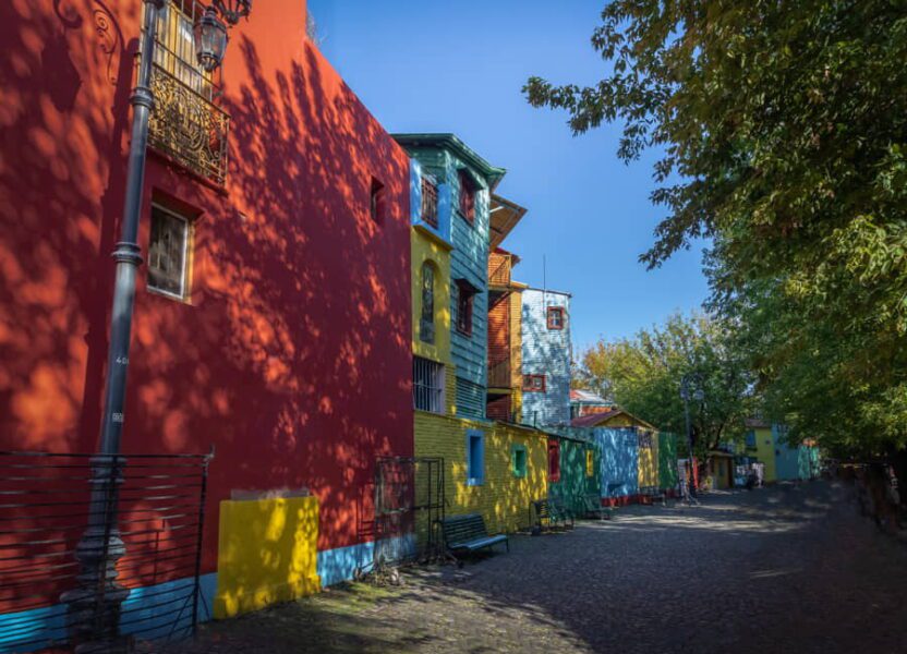 Colorida calle Caminito en el barrio de la Boca