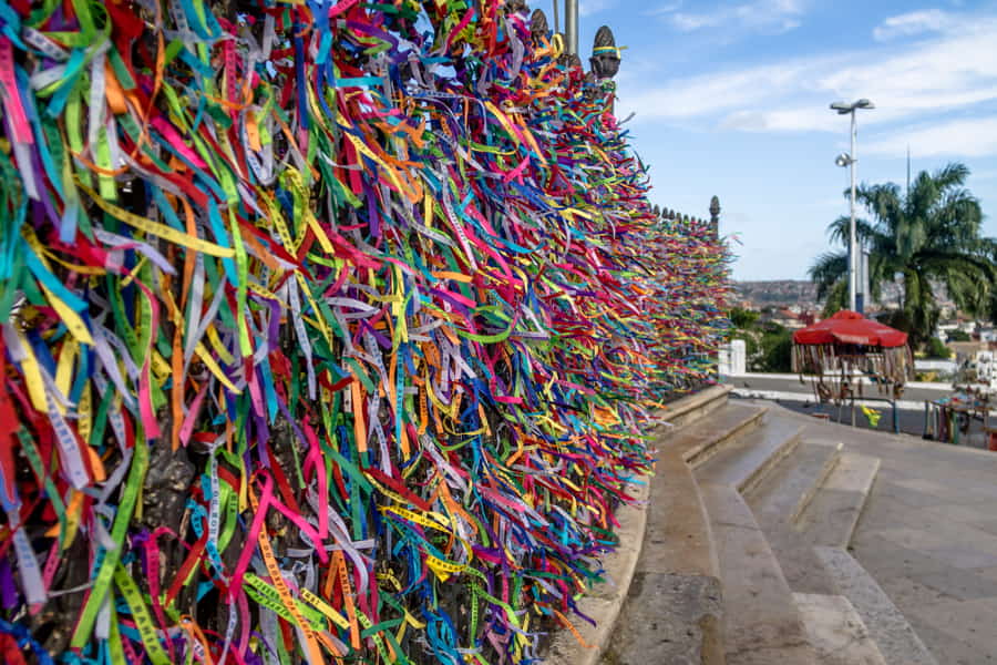 Cintas coloridas del Señor de Bonfim delante de la Iglesia Nosso Senhor do Bonfim - Salvador, Bahia, Brasil