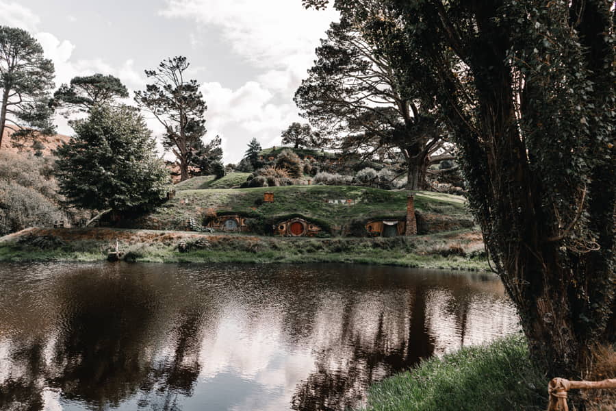 Acogedor patio cerca de la madriguera hobbit cerca del río