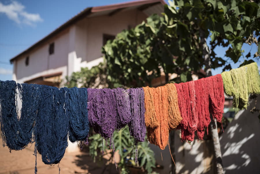 Seda teñida tendida, Ambalavao, Altiplano Central de Madagascar
