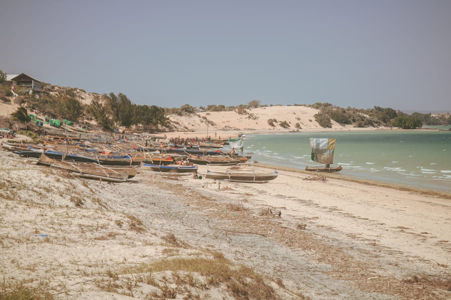Barcas de pescadores en la playa de Ifaty, Madagascar