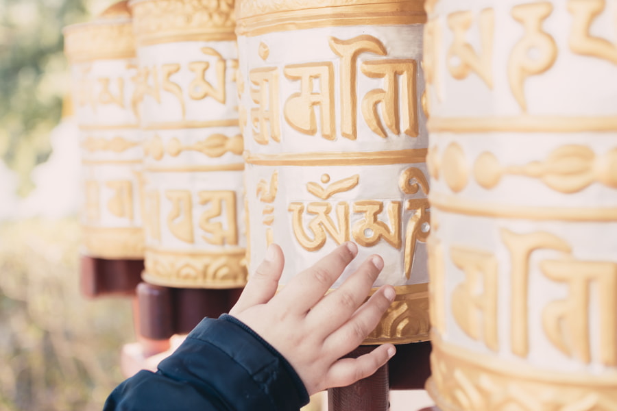 Ruedas de oración doradas típicas de los templos budistas de Bután