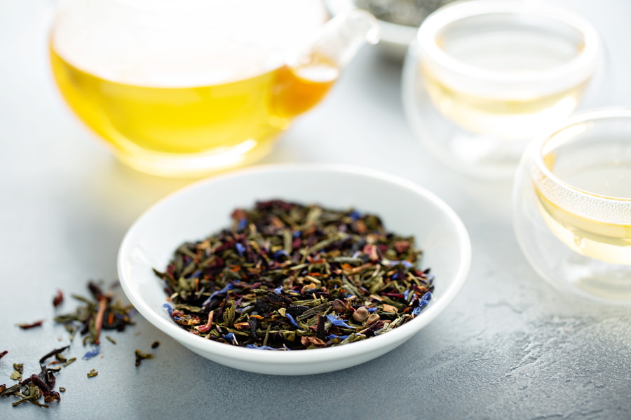 Té verde floral en hojas sueltas y tetera de cristal