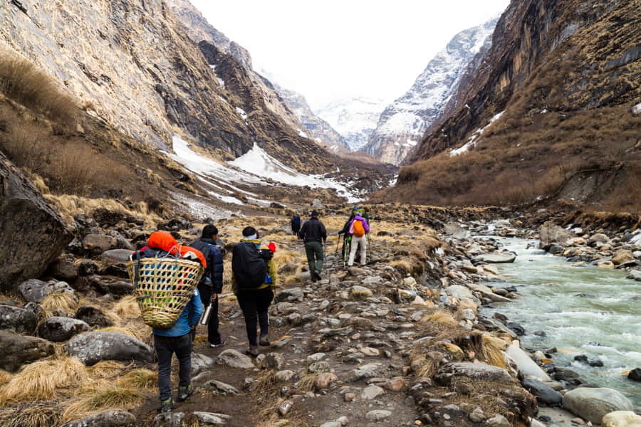 Grupo de personas haciendo senderismo por un valle en Nepal