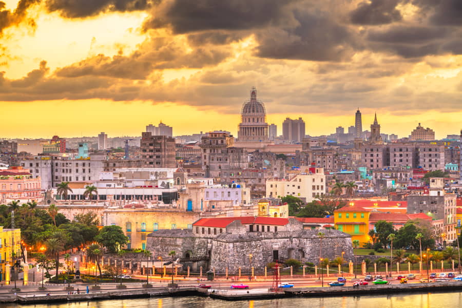 Horizonte del centro de La Habana, Cuba, sobre el Malecón al atardecer.
