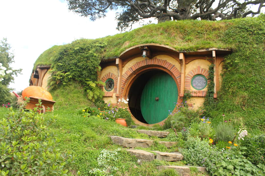 Casa hobbit con puerta verde