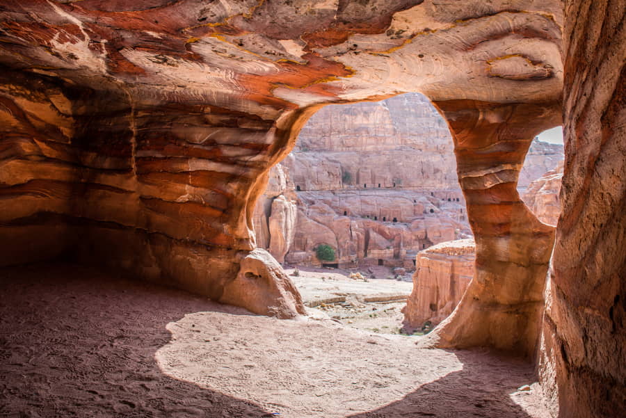 Interior de una tumba real subterránea, Petra, Jordania