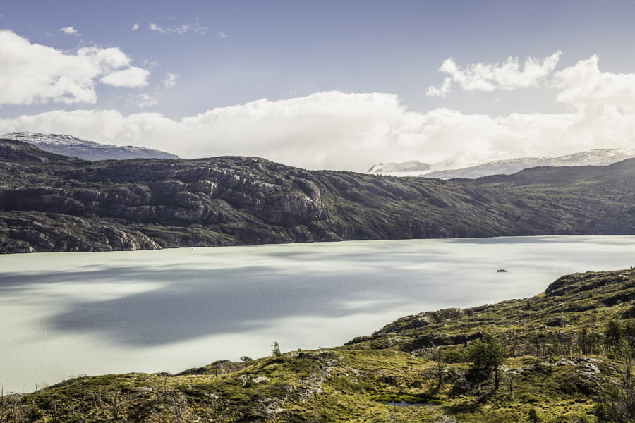 Paisaje con lago glaciar Grey, Parque Nacional Torres del Paine, Chile