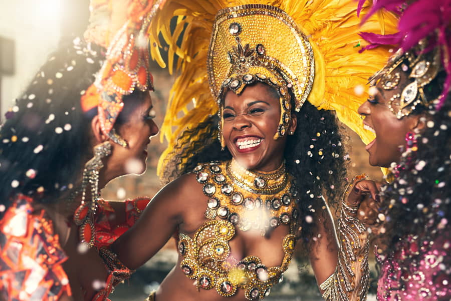 Mujer brasileña vestida de Carnaval