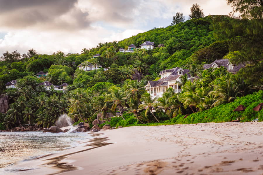 Exótica playa tropical en Mahe, Seychelles