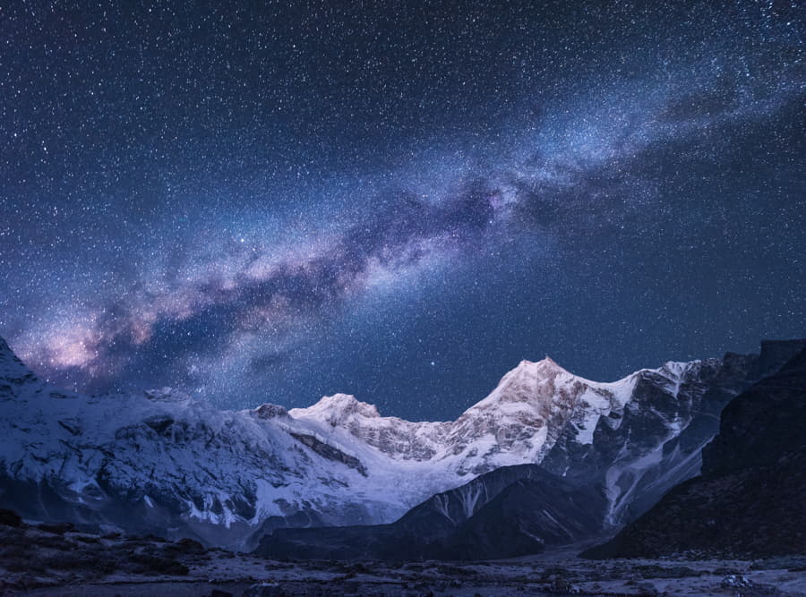 Vía Láctea y montañas en Nepal