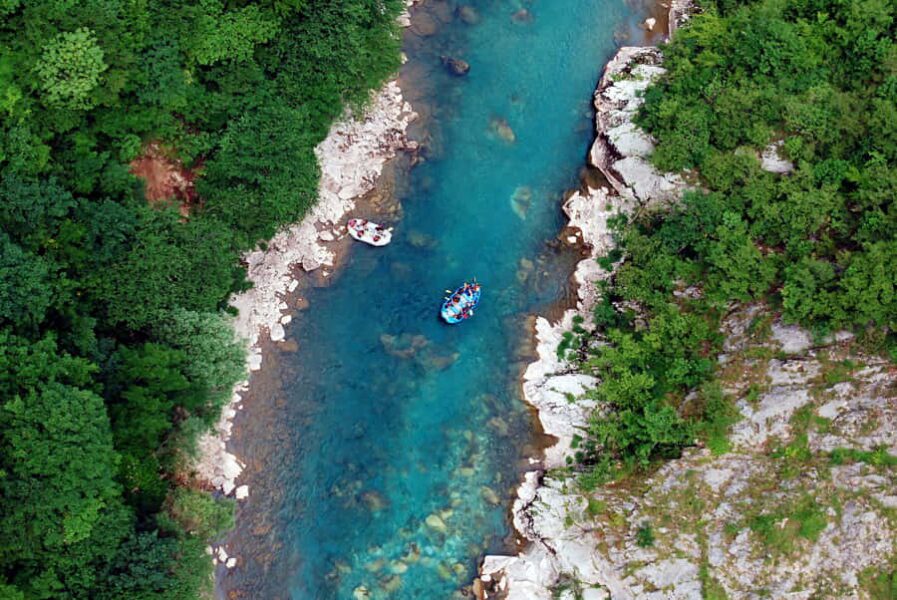 Rafting de montaña vista aérea