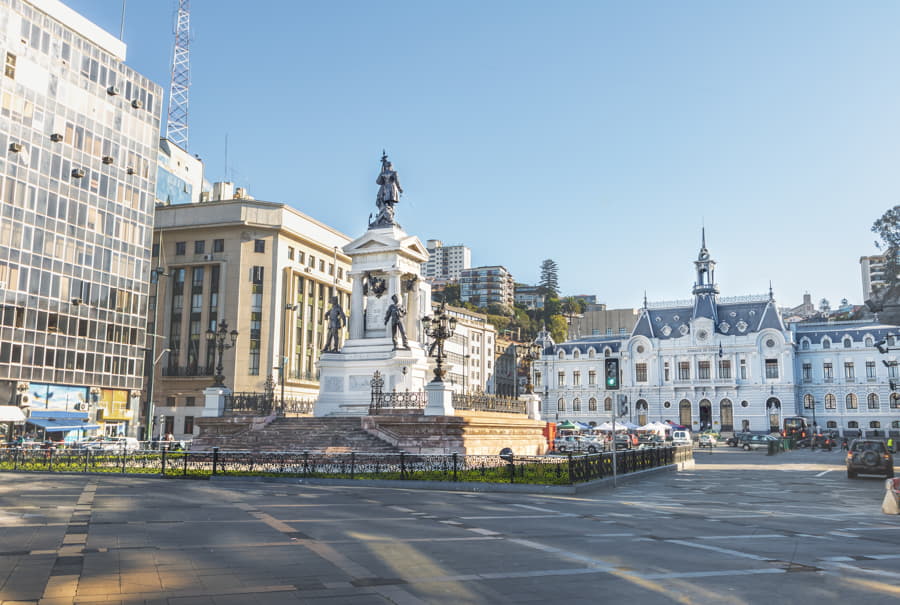 Plaza Sotomayor y edificio de la Armada de Chile - Valparaíso, Chile