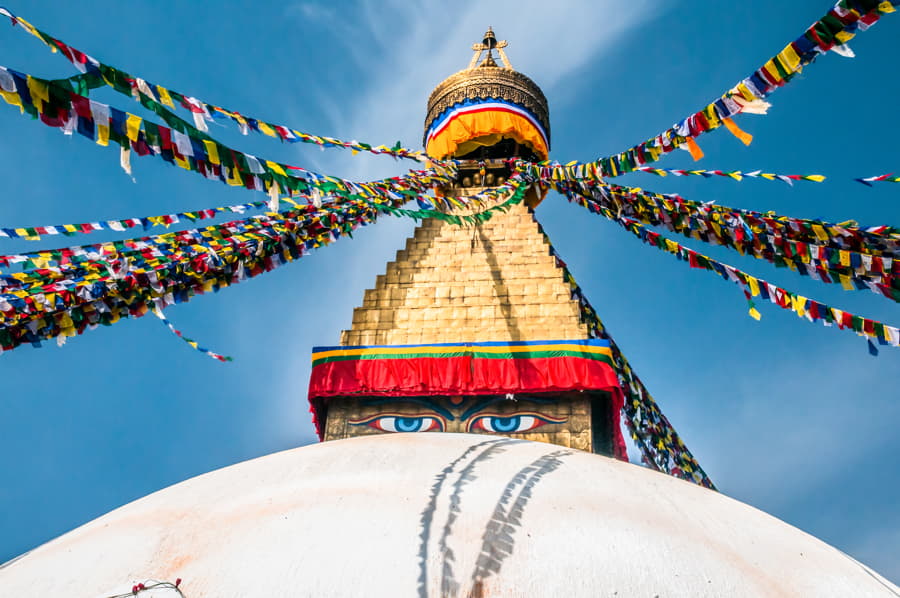 Banderas de oración en la estupa de Boudhanath en Katmandú (Nepal)