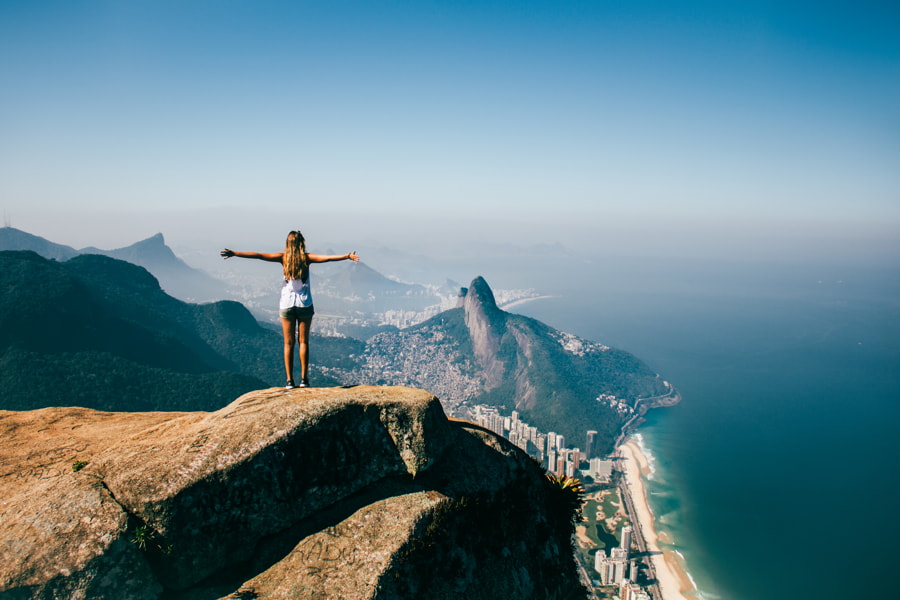 Mujer en la cima de montaña con vistas a Río de Janeiro