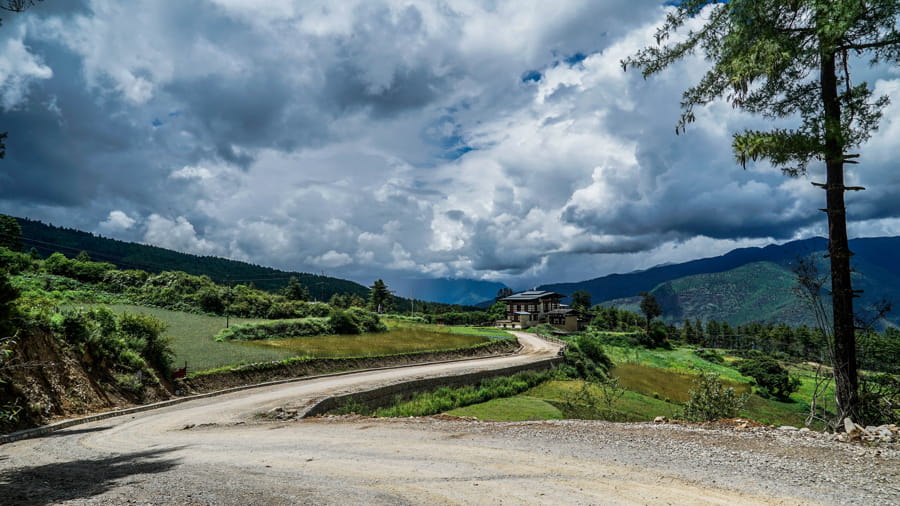 Carretera con cielo nublado en Bután