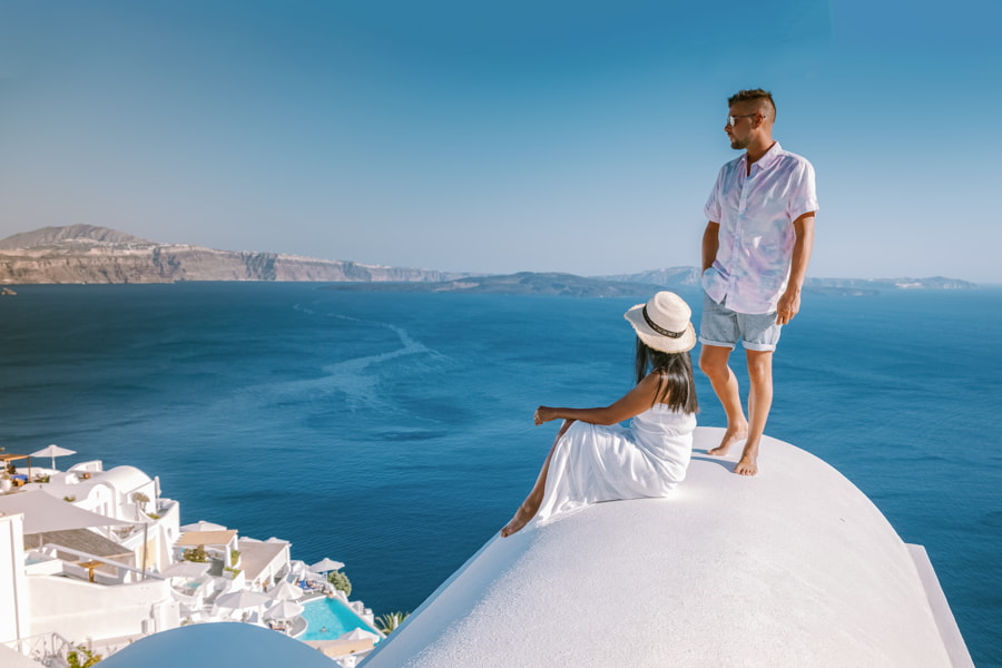Santorini Grecia, joven pareja de vacaciones de lujo en la isla de Santorini
