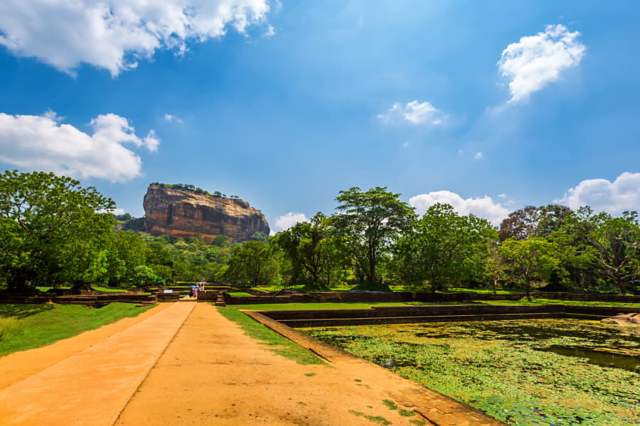 La Roca de Sigiriya o Roca del León es una antigua fortaleza cerca de Dambulla, Sri Lanka.