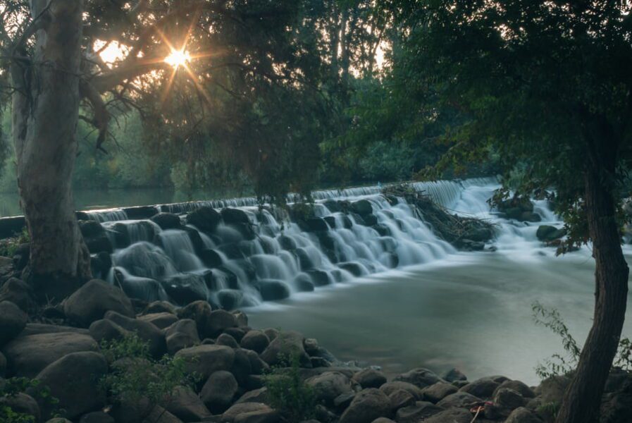 Rayos de sol sobre el río Jordán