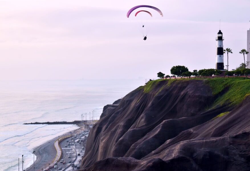 Parapente con vistas al faro de Lima