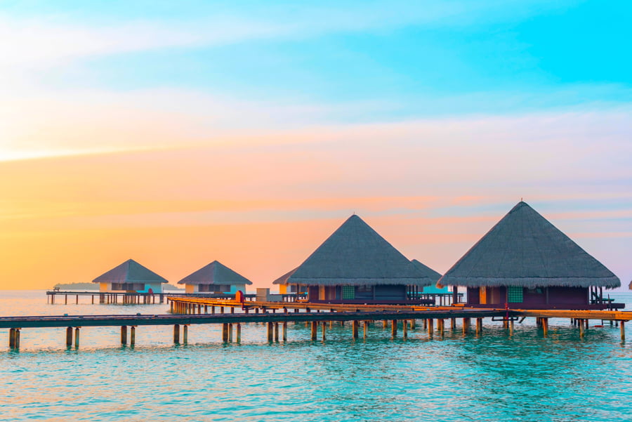 Vista de las villas acuáticas al amanecer en las Maldivas