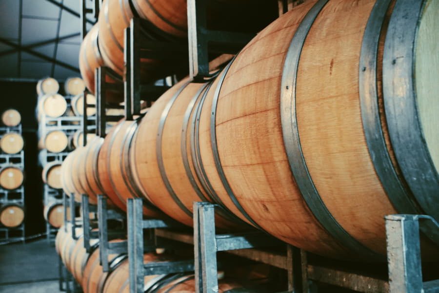Barricas de vino en la bodega Groot Constantia